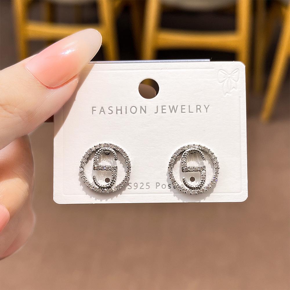 

Корейские элегантные серьги-кольца с полыми буквами - Высококачественная модная бижутерия