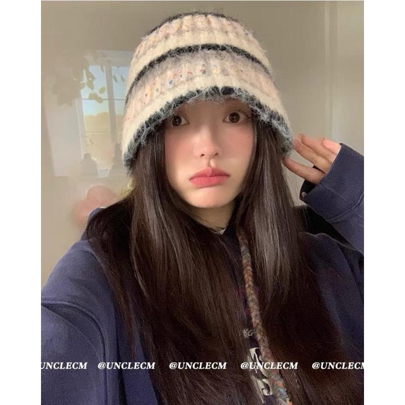 

Новая зимняя полосатая шапка для женщин, теплая вязаная шапка с защитой ушей, универсальная, в корейском стиле, модная шерстяная шапка, большой обхват головы M（56-58cm）