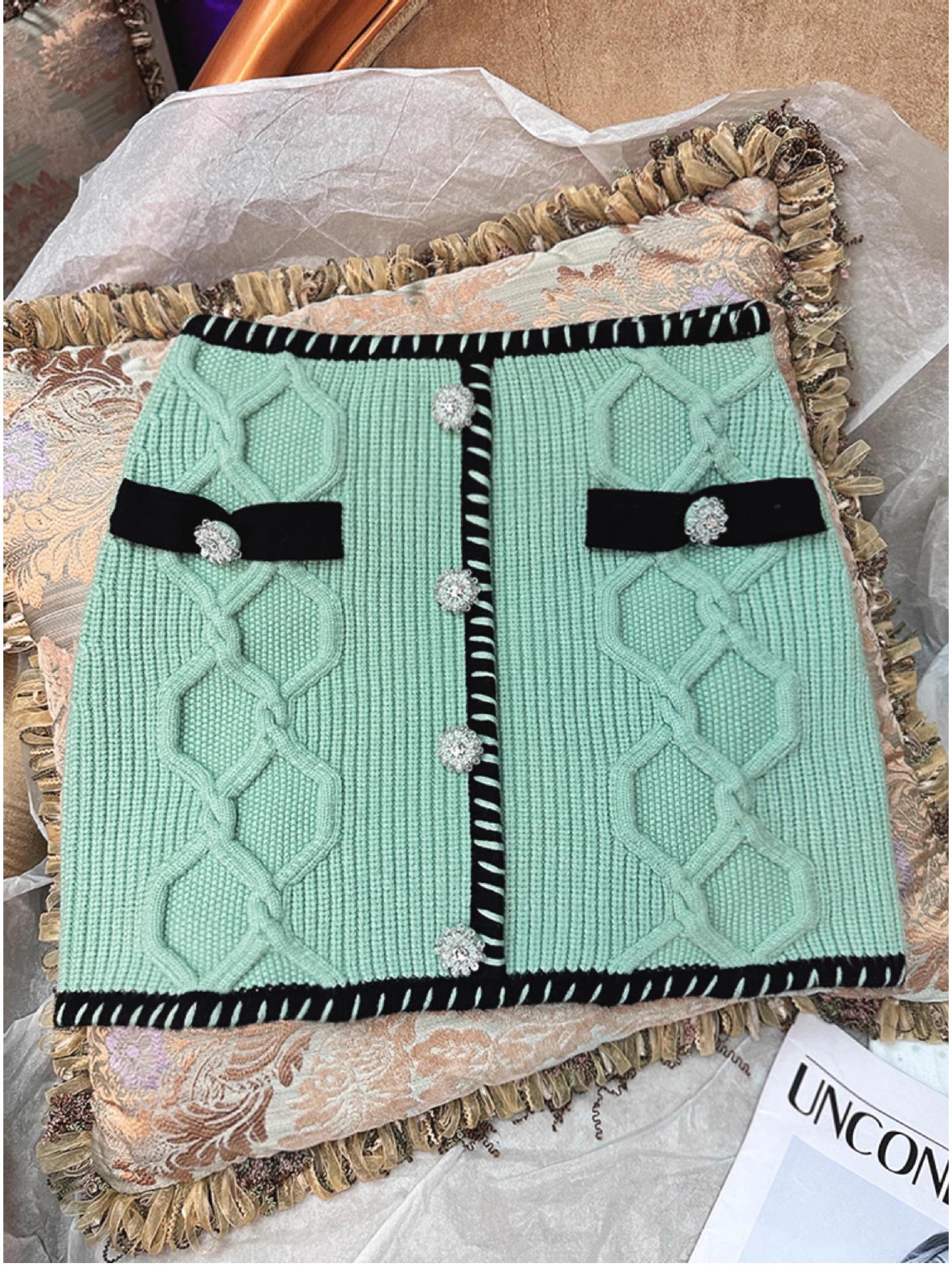 

Комплект из двух частей: кардиган и юбка в стиле «звезда» с ромбовидными пуговицами от Zhang Yuanying L