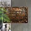 2D Flat 1pc 12"x8" Retro French Quote Aluminium Wall Art - "UNE DAME AMICALE ET UN VIEUX MONSIEUR GRINCHEUX VIVENT ICI" Design, Vintage Home Decor