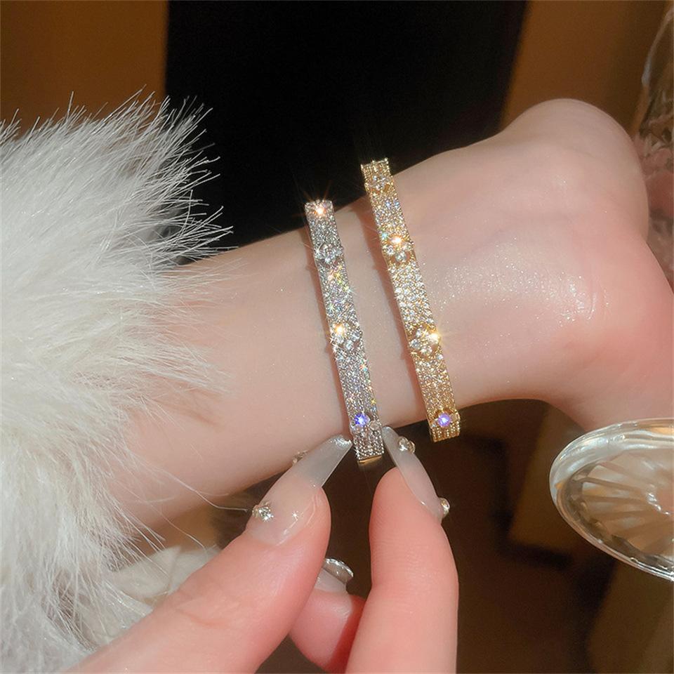 Fashion Four-leaf Flower Fashion Light Luxury Zircon Bracelet Full of Diamonds Versatile Niche Ladies Bracelet