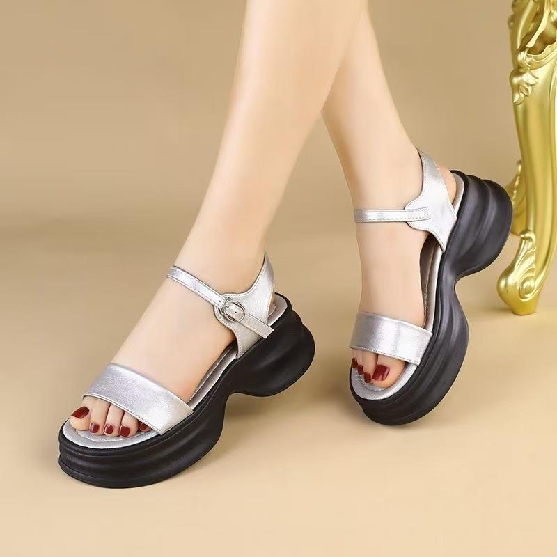 Open-toed feet, small soft-soled lightweight beach shoes, platform non-slip slippers, new summer word with sandals women