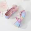 2026Nuove scarpe da principessa per bambina con fiocchi di paillettes e cristalli, scarpe da spettacolo per bambine, tacchi alti a suola morbida