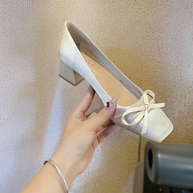 Französisches Temperament Schleife Satin Hohe Absätze Damen Herbst 2026 Neu Blockabsatz Quadratische Spitze Flacher Ausschnitt Rutschfeste Schuhe