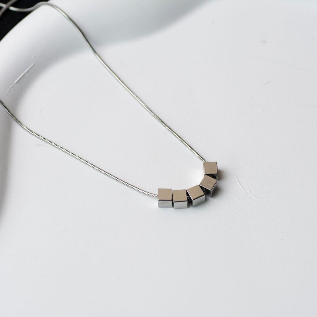 Einfache Titanstahl-Halskette Damen Leichter Luxus High-End Liebesanhänger Halskette Herbst- und Winter-Pulloverkette Minimalistischer Stil