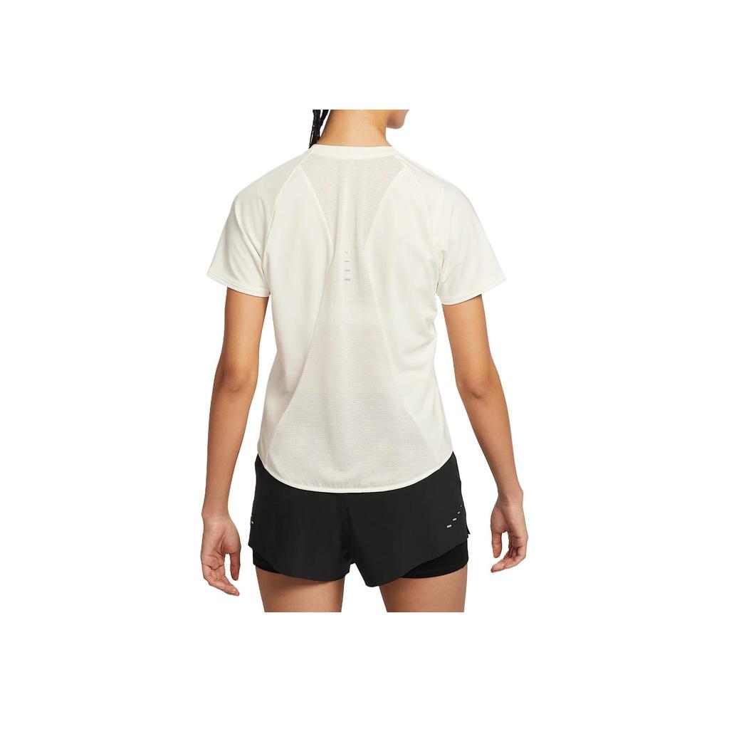 Nike Swoosh Rundhals Schnelltrocknend Lässig Kurzarm Reguläres T-Shirt Damen Oberteile Silber HM9699133