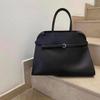 Schwarze minimalistische Tasche für Damen Große Kapazität Hochwertige französische Ledertasche Umhängetasche Minimalistische amerikanische Umhängetasche