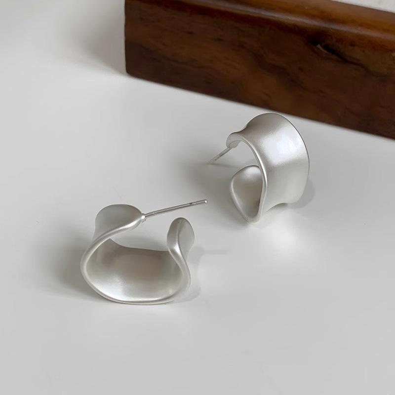 

C-подібні матові сережки Нішевий ретро дизайн Вінтажні мінімалістичні жіночі аксесуари Елегантні ювелірні вироби Модні сережки-сотні моделей