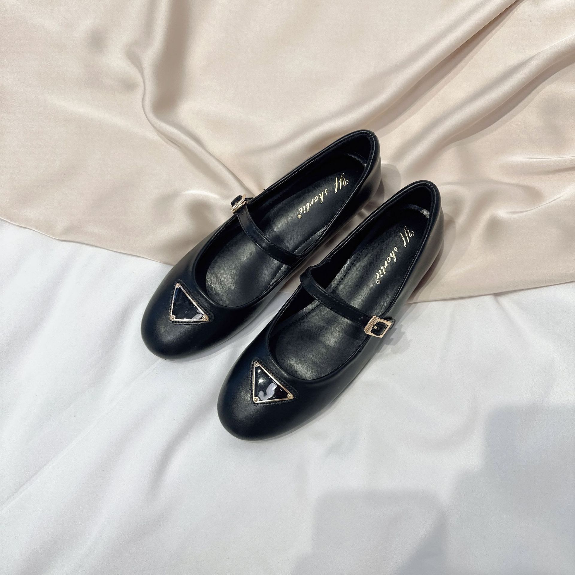 

Sheepskin version~ height increase 5cm metal triangular mark round head Mary Jane shoes women s small fragrant style word with shallow mouth single 39 чёрный