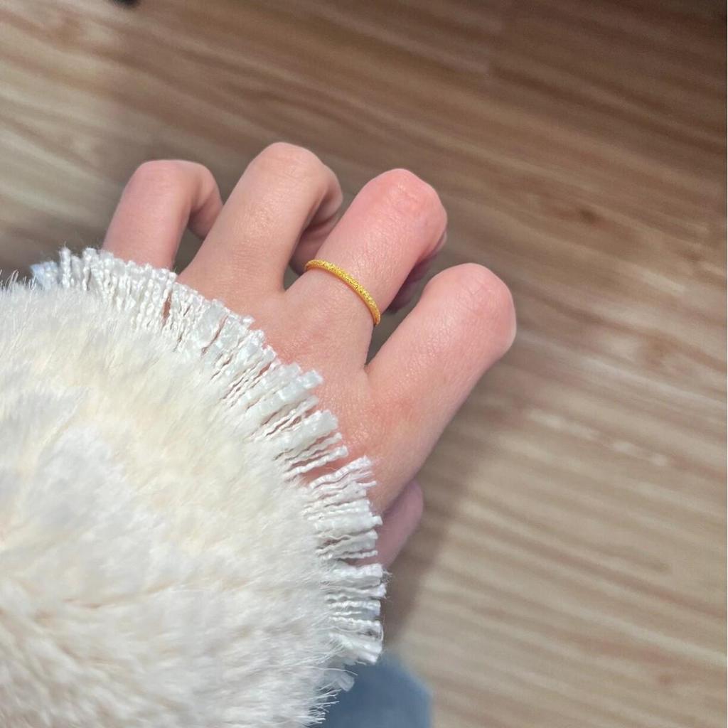 Anillo Pequeño Brillante: Elegante Banda Apilable Tono Dorado