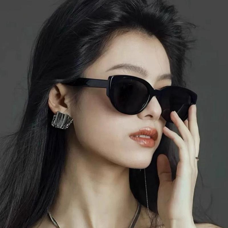 

High-Definition Cat-Eye Polarized Sunglasses: Unisex Hong Kong Style, UV Protection, Face-Slimming Design TR Ultra-Light Frame + UV Sunglass Lens