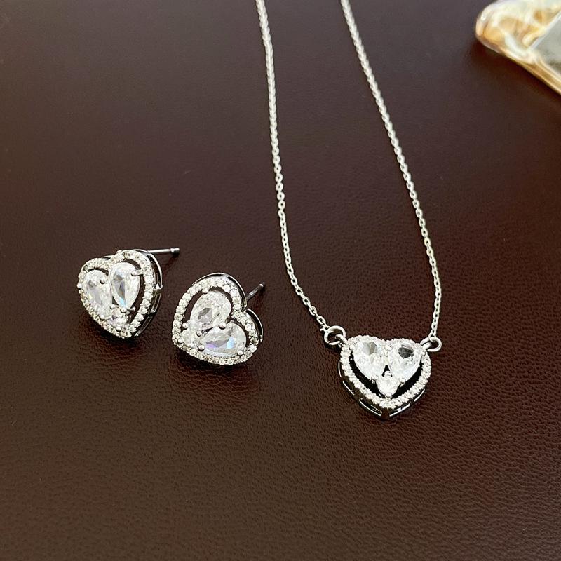

Elegant Korean Zircon Heart Necklace - Fashionable High-End Clavicle Chain