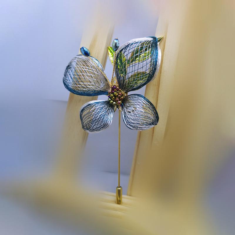 

Высококачественная брошь-бабочка из шелка ручной работы цвета латте, трехмерное насекомое, персонализированная брошь, аксессуары для пальто и куртки на осень и зиму