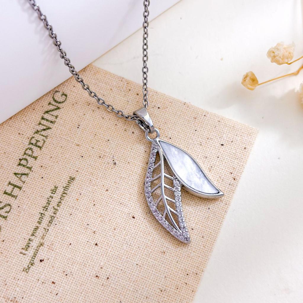 Necklace letter flower micro-inlaid zircon necklace accessories feminine minimalist design sense niche versatile titanium steel accessories