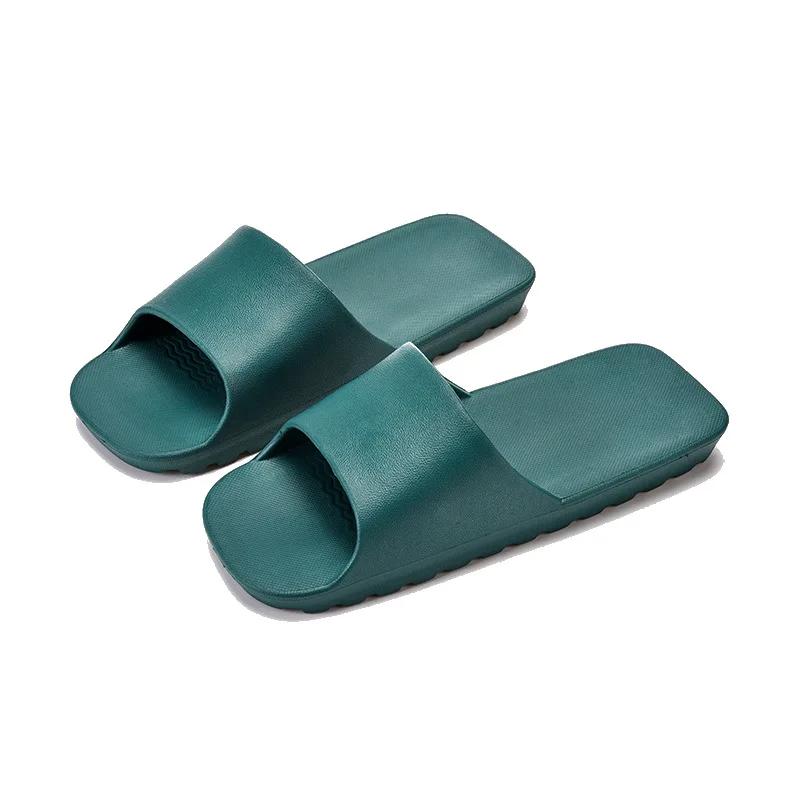 Modische durchlässige Hausschuhe, Badehaus-Hotelbad mit weichsohligen leichten Plastik-Herren- und Damen-Hausschuhen für beide Füße