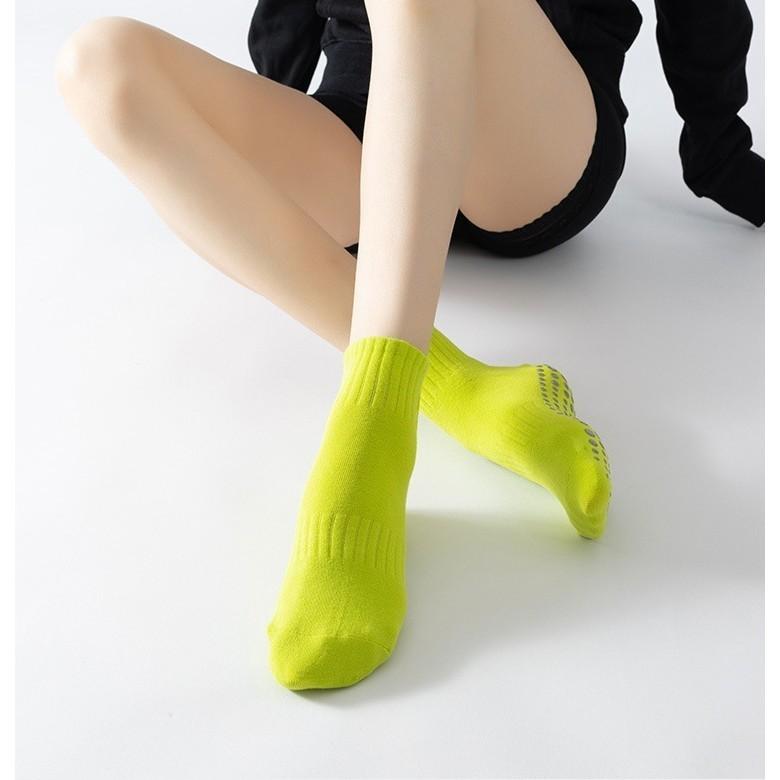 2024 Spring/Summer New Embroidered Yoga Socks for Women Breathable Non Slip Simple Versatile Floor Socks Sports and Fitness Socks