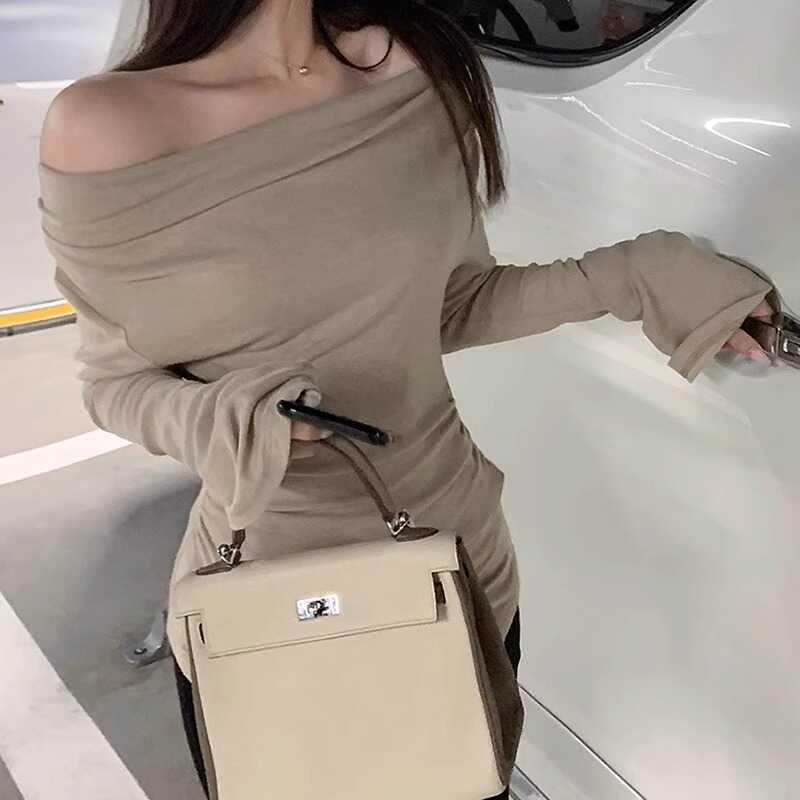 Elegant Slim-Fit Off-Shoulder Spicy T-Shirt for Women - Low-Cut, Long-Sleeved, Autumn/Winter Base Layer