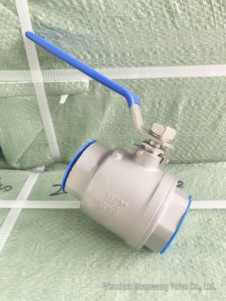 Hochtemperatur-beständiges zweiteiliges Kugelhahn aus 304 Edelstahl mit Innengewinde, mittlere Größe.