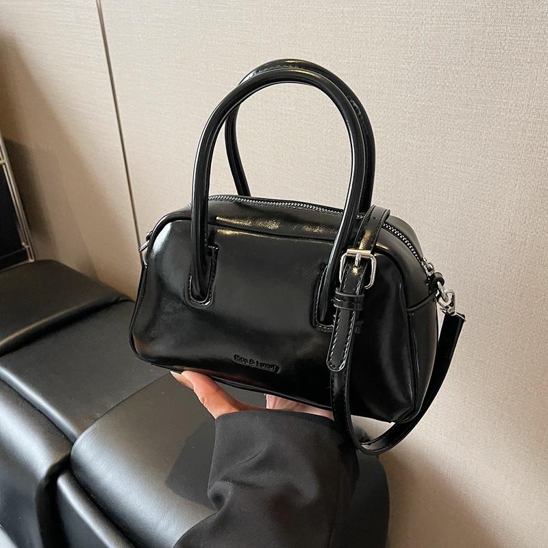 Trendy texture handbag 2025 autumn new fashion foreign style shoulder bag large capacity solid color simple messenger bag