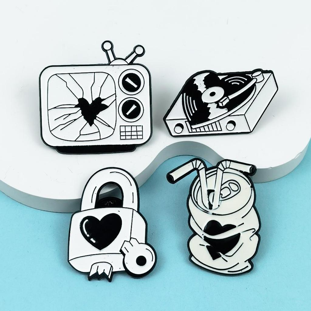 Black & White TV Player Brooch: Creative Heart-Shaped Alloy Badge for Bags, Clothing, Hats
