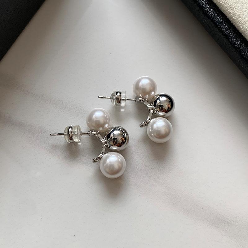 

Sterling silver French minimalist temperament home pearl arc earrings cool gentle earrings niche design stud earrings