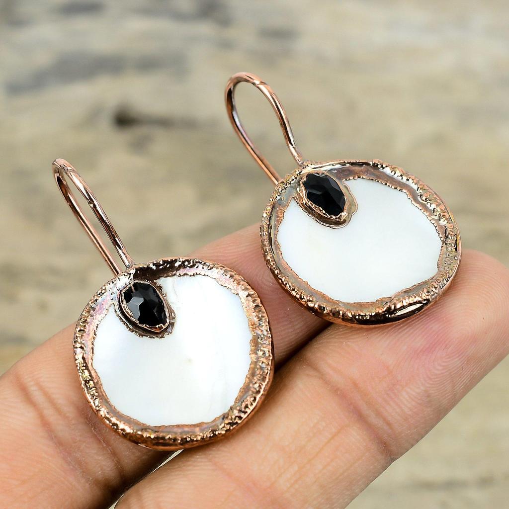 Boucles d'oreilles en nacre Cuivre électroformé Boucles d'oreilles Onyx noir Boucles d'oreilles faites main Cuivre électroformé Bijoux Pierre gemme Boucles d'oreilles Cadeau pour maman