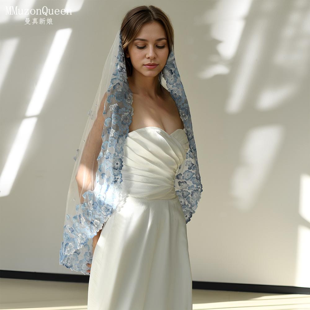 Velo da Sposa in Tulle Avorio con Orlo in Pizzo Floreale Blu 3D e Perle Sparpagliate, Velo da Sposa Ricamato con Fiori Pastello per Shooting di Fuga in Giardino all'Aperto