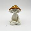 1 Stück Verspielte Meditierende Pilz Harz Schreibtischdeko | Charmante Pilzfigur mit geschlossenen Augen, gelben Punkten und braunen Lamellen