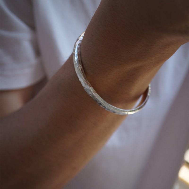 OURPIERRE HAMMERED CUFF BRACELET SILVER
