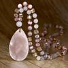 Elegante Colar de Cristal Rosa em Forma de Gota Feito à Mão – Estilo Longo com Toque de Luxo