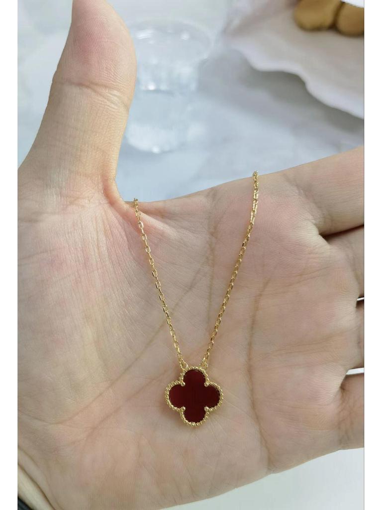 Halskette mit vierblättrigem Kleeblatt, 18 Karat vergoldet, mit Anhänger aus rosenrotem Chalcedon, Achat und weißem Muschelkern für Damen