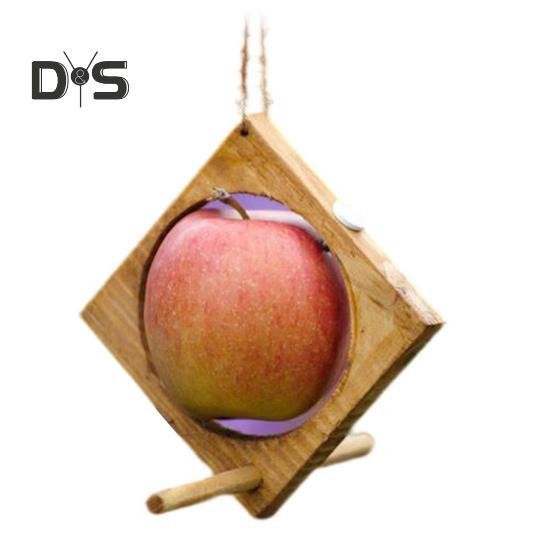 

Садовая деревянная кормушка для птиц с насестом, подвесной полый квадратный держатель для еды, игрушка для попугая, украшение для двора, кормление попугая-красавицы