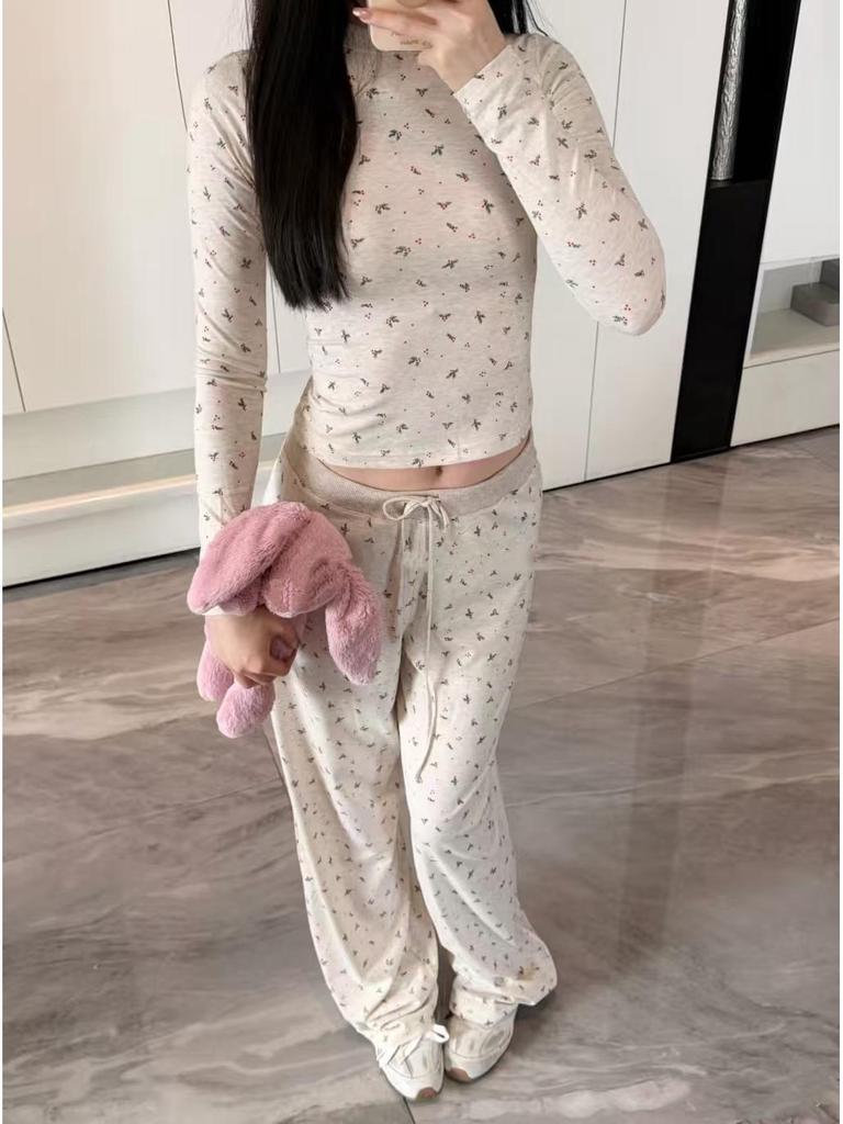 Kardashian SKIMS Christmas Print Ribbed Knit High-Waisted Trousers with Printed Short and Long Sleeves