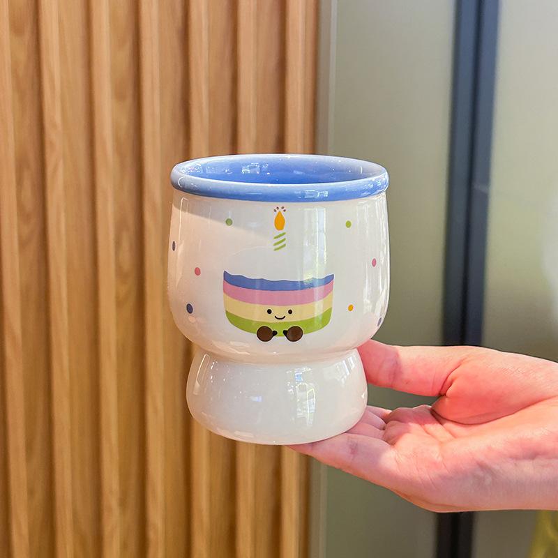 Birthday gift, girl holding a coffee cup, high-value ceramic latte cup, household drinking cup, and mug as a souvenir.