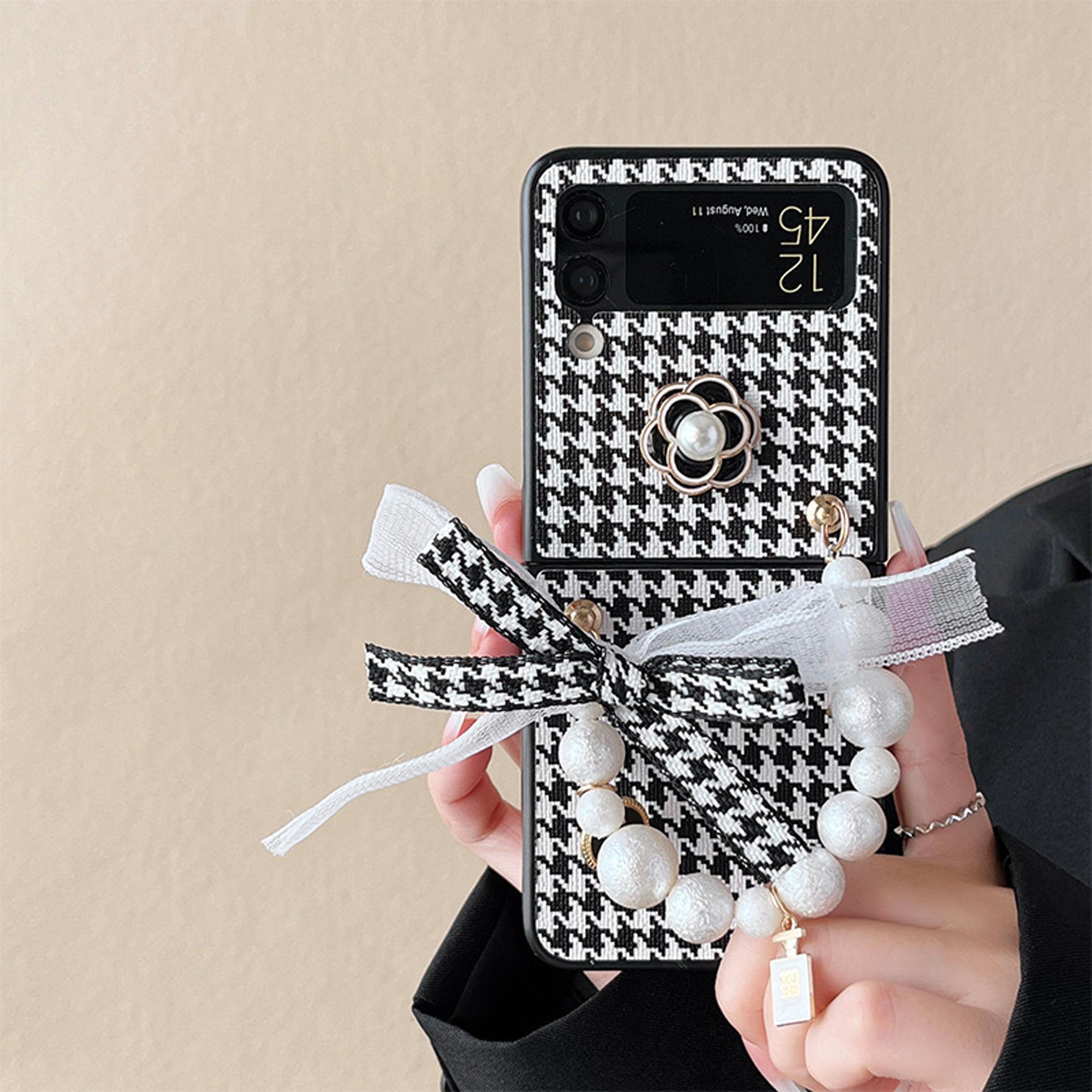 

Чехол для телефона Black and White Check Pearl Camellia для Samsung Galaxy Z Flip 3 4 5 Flip складной экран портативный чехол для телефона с цепочкой Samsung Galaxy Z Flip 3