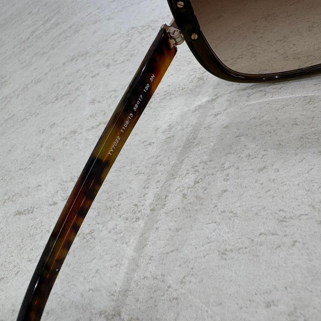 Used Beautiful itemTORY BURCH Tory Burch sunglasses with case