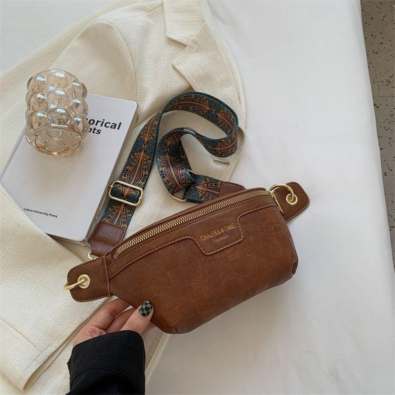 Retro niche design bag women's autumn and winter new fashion messenger bag small bag versatile popular breast bag fanny pack