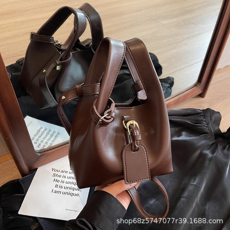

Niche trend casual hand-held bucket bag women s 2025 winter new retro high-end fashion one-shoulder crossbody bag темно-коричневого