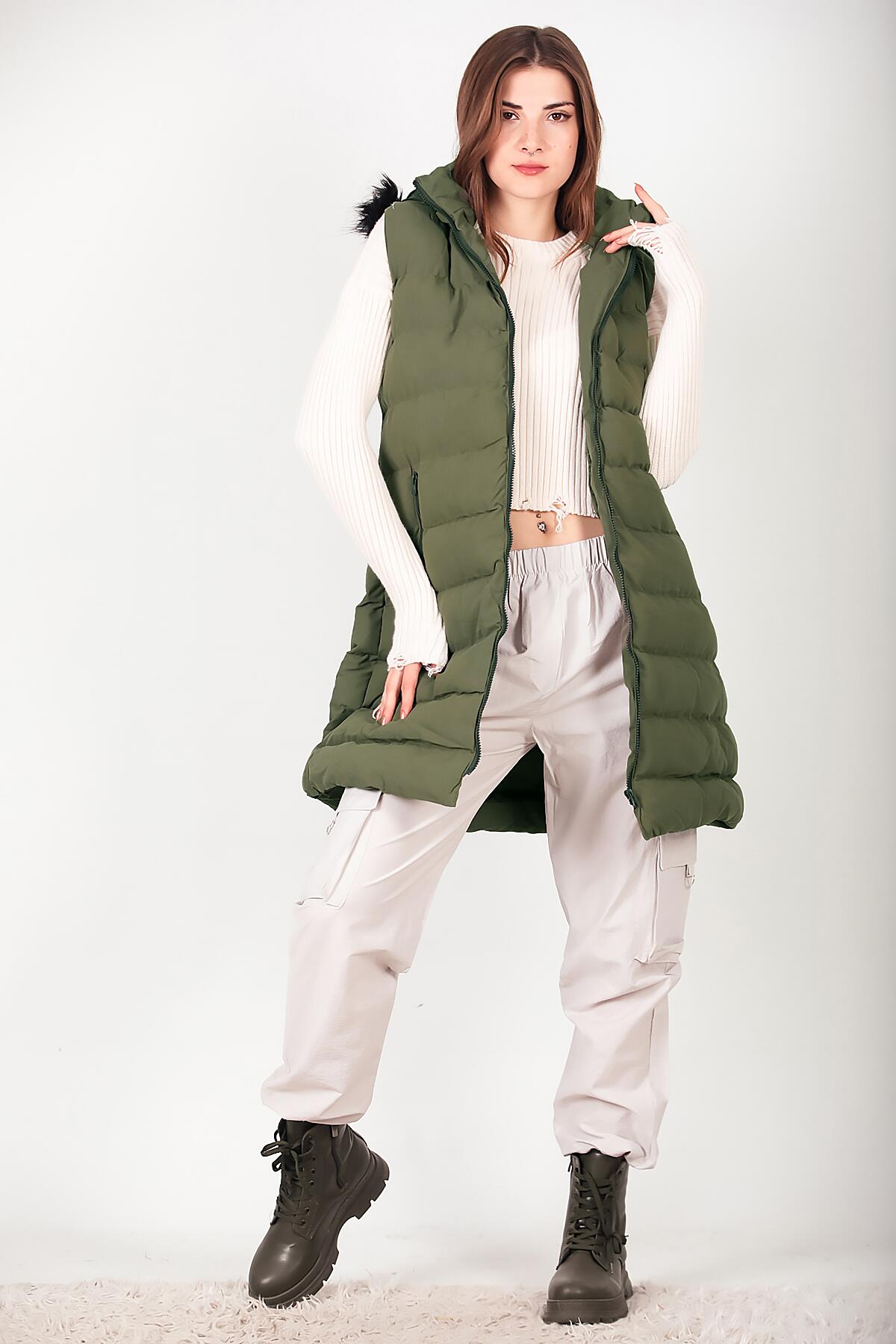 

Женский длинный меховой жилет-пуховик с капюшоном 46 хаки