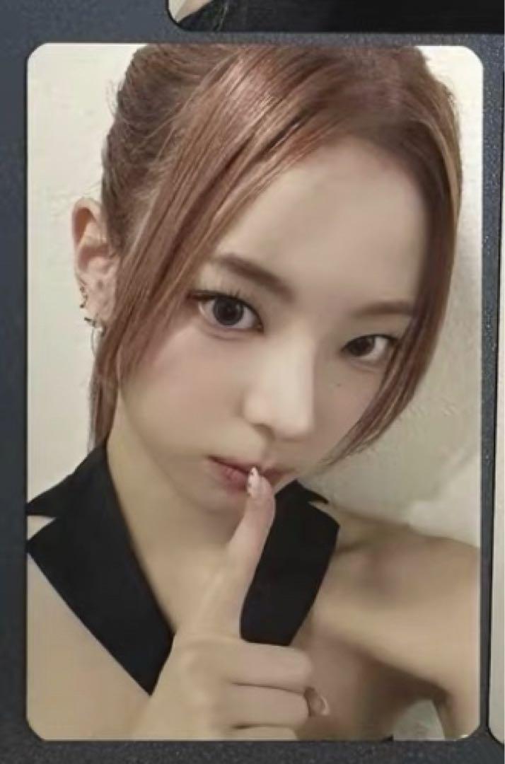 

[USED] ITZY Ria Gold Makestar China Shanghai Winner Limited Edition 50 Trading Cards