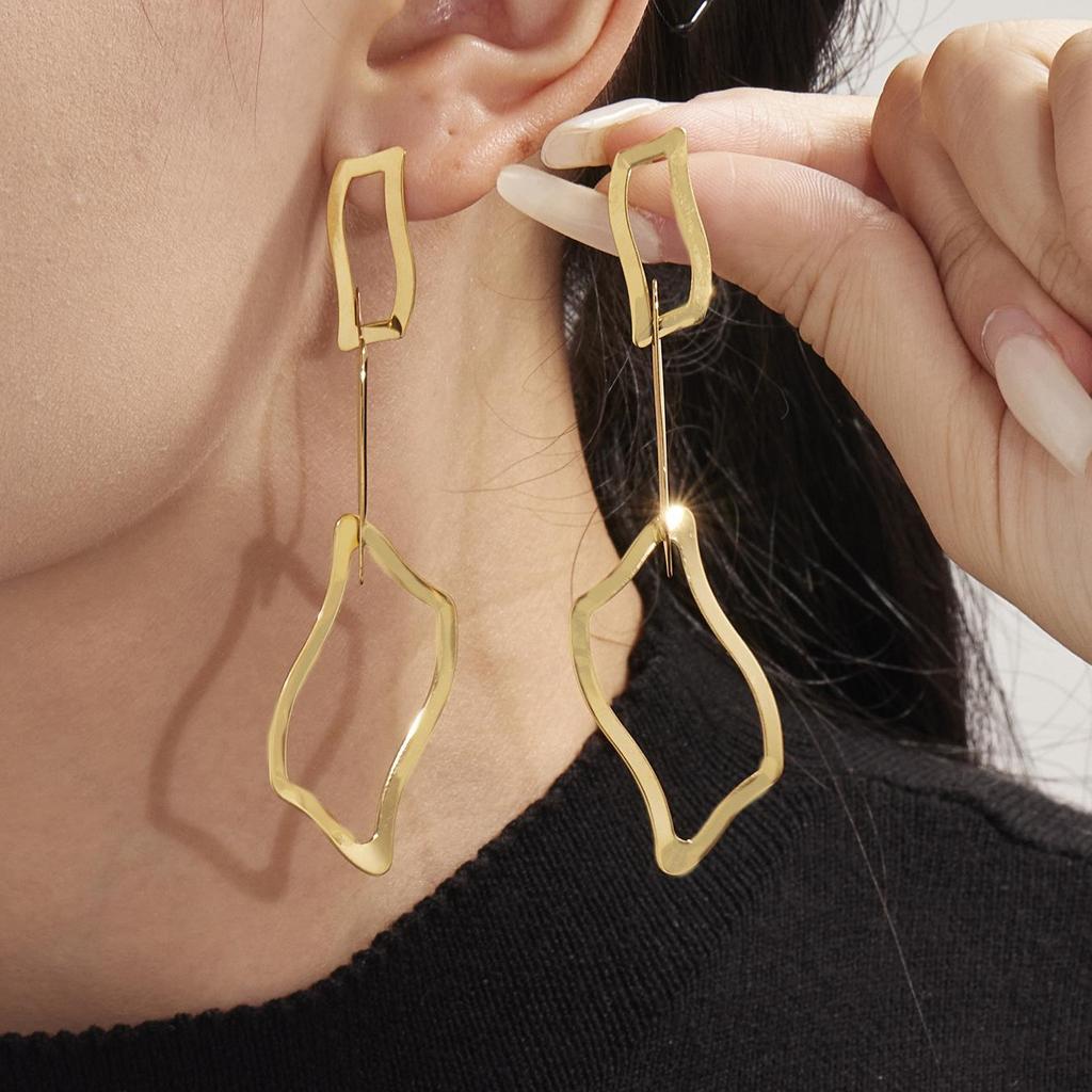 Set di Gioielli Irregolari Placcato Oro 18K Oumika: Orecchini, Bracciale e Collana in Acciaio Inossidabile