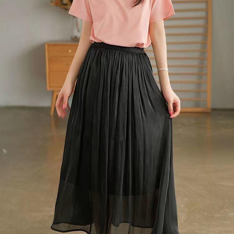 Элегантная и модная макси-юбка песочного цвета с высокой талией и складками на лето — фото 8