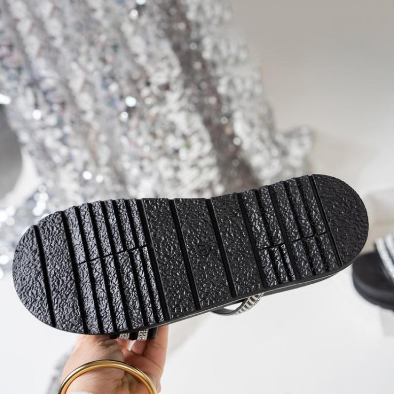 Fashion Fairy Wind Slippers Women Wear 2025 Summer New Style with a Skirt Thick Bottom Rhindiamonds Two Wear Beach Slippers Women