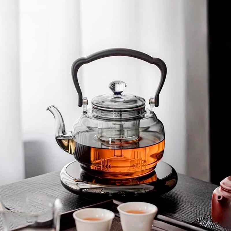 

Стеклянный чайник и электрическая плита