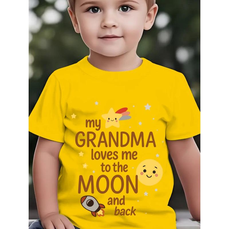 Camiseta de manga corta con cuello redondo para niños, estampado "MI ABUELA ME AMA HASTA LA LUNA Y DE VUELTA" con estrellas, luna y cohete, top casual de verano para exteriores