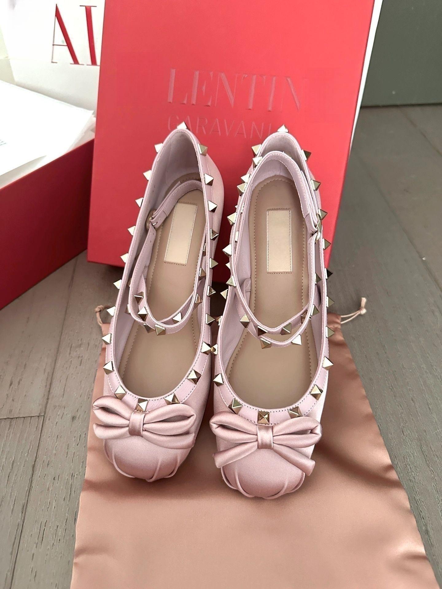 Женские атласные балетки с перекрещивающимися ремешками и заклепками-бантиками коллекция веснаосень 2024 г 39 5460₽