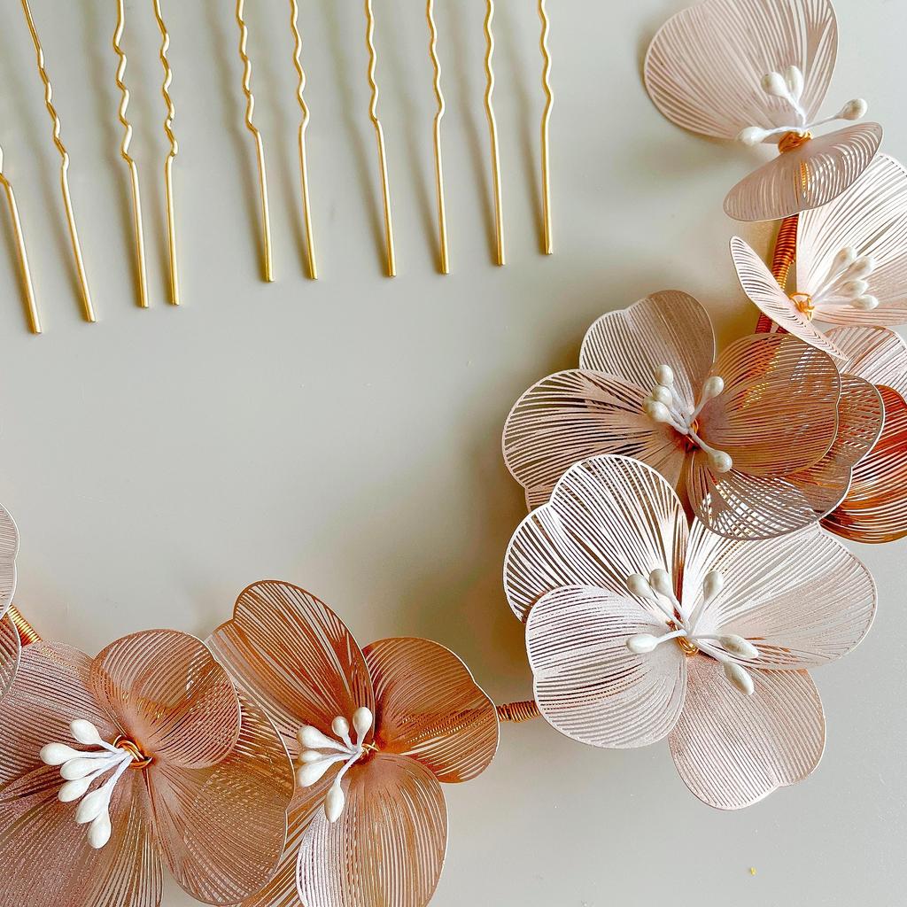 Headpiece in dusty pink with flowers and pearl pins. Hair accessory for coming-of-age ceremonies, graduation ceremonies, weddings, and other