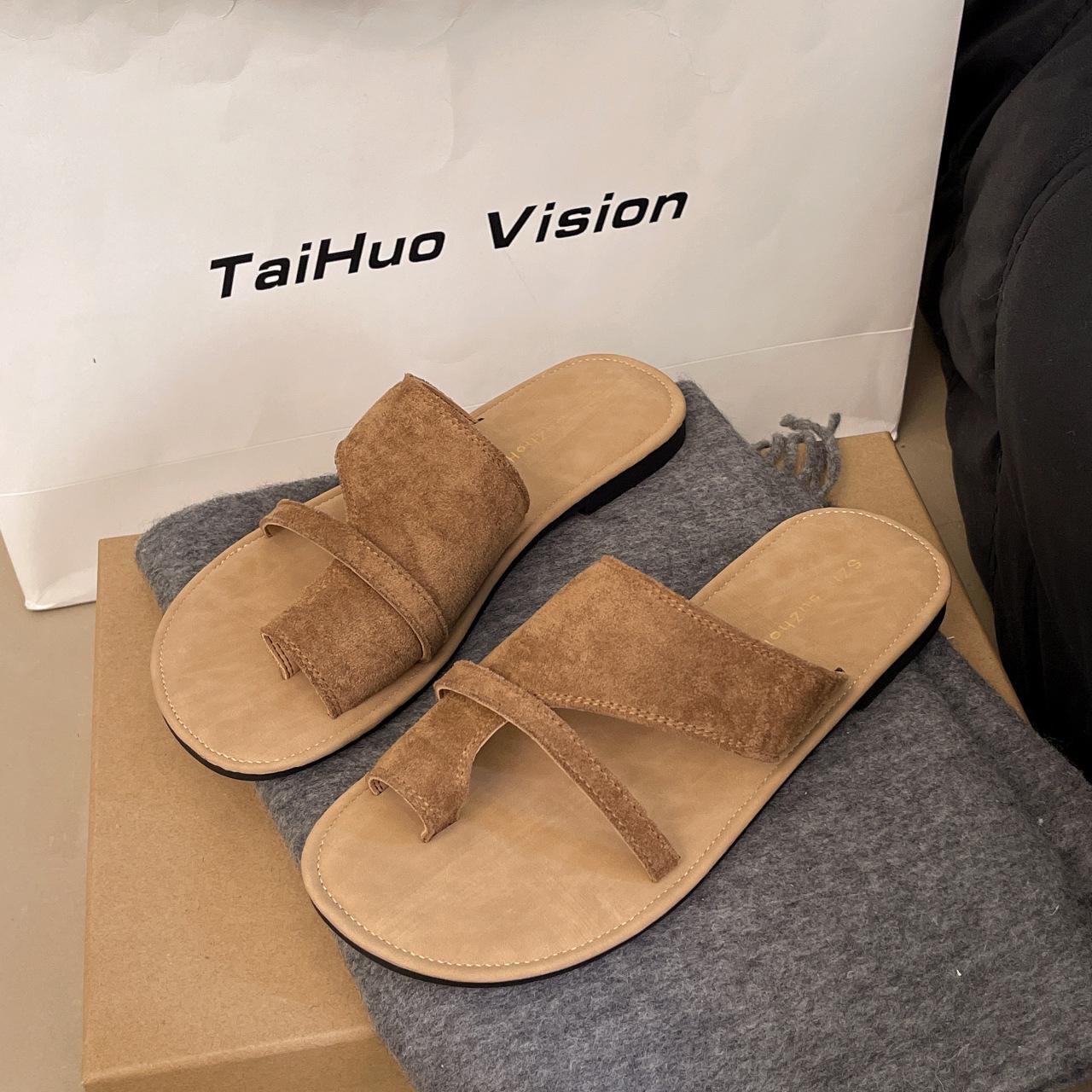 

Ретро тапочки с открытым носком женская уличная обувь 2025 лето новинка с юбкой нишевые на плоской подошве с мягкой подошвой пляжные сандалии 40