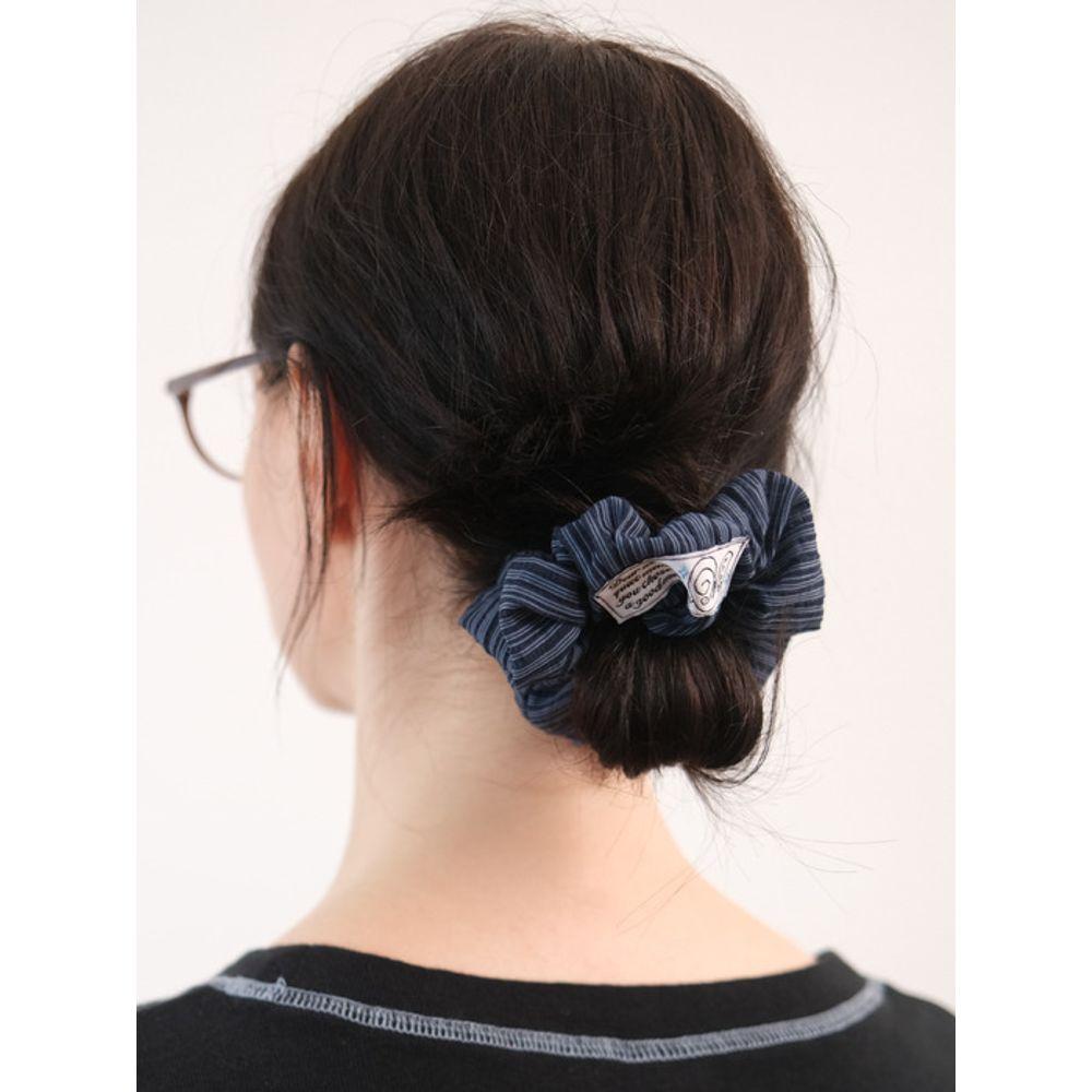 Ne Seite Schlüsselanhänger Scrunchie (Marine)