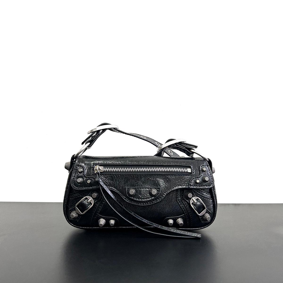 

2023 Модная темная мотоциклетная сумка с заклепками и квадратным ремешком через плечо и почтальонкой Small: 22x4x13cm чёрный